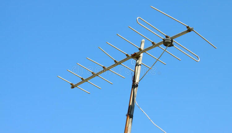 old-tv-antenna-house-roof-blue-sky-48902846